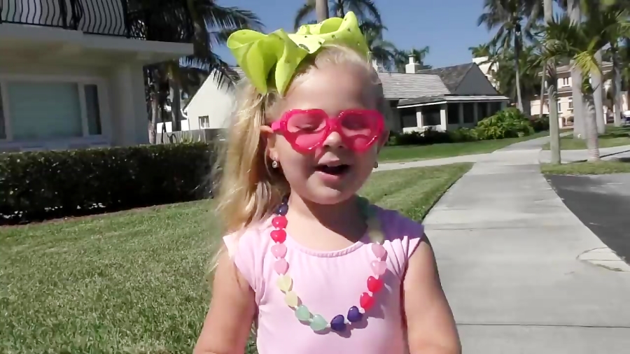 دیانا و اسباب بازی ها - دیانا مامان بچه عروسک می شود !